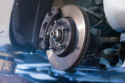EU-Kommission überlegt automatische Bremssysteme für Autos einzuführen shutterstock_431542357
